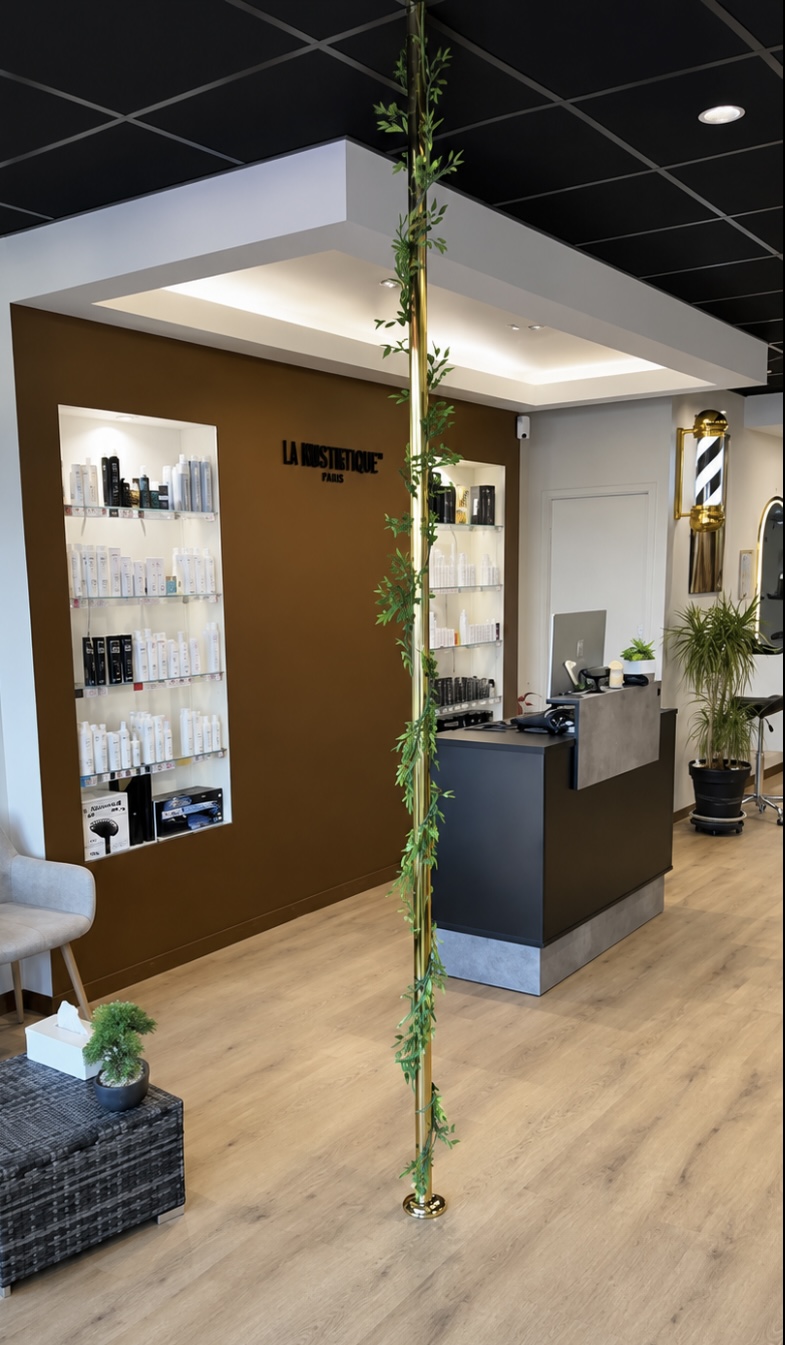 Entrée du salon Viktorio avec colonne dorée et présentoir La Biosthétique