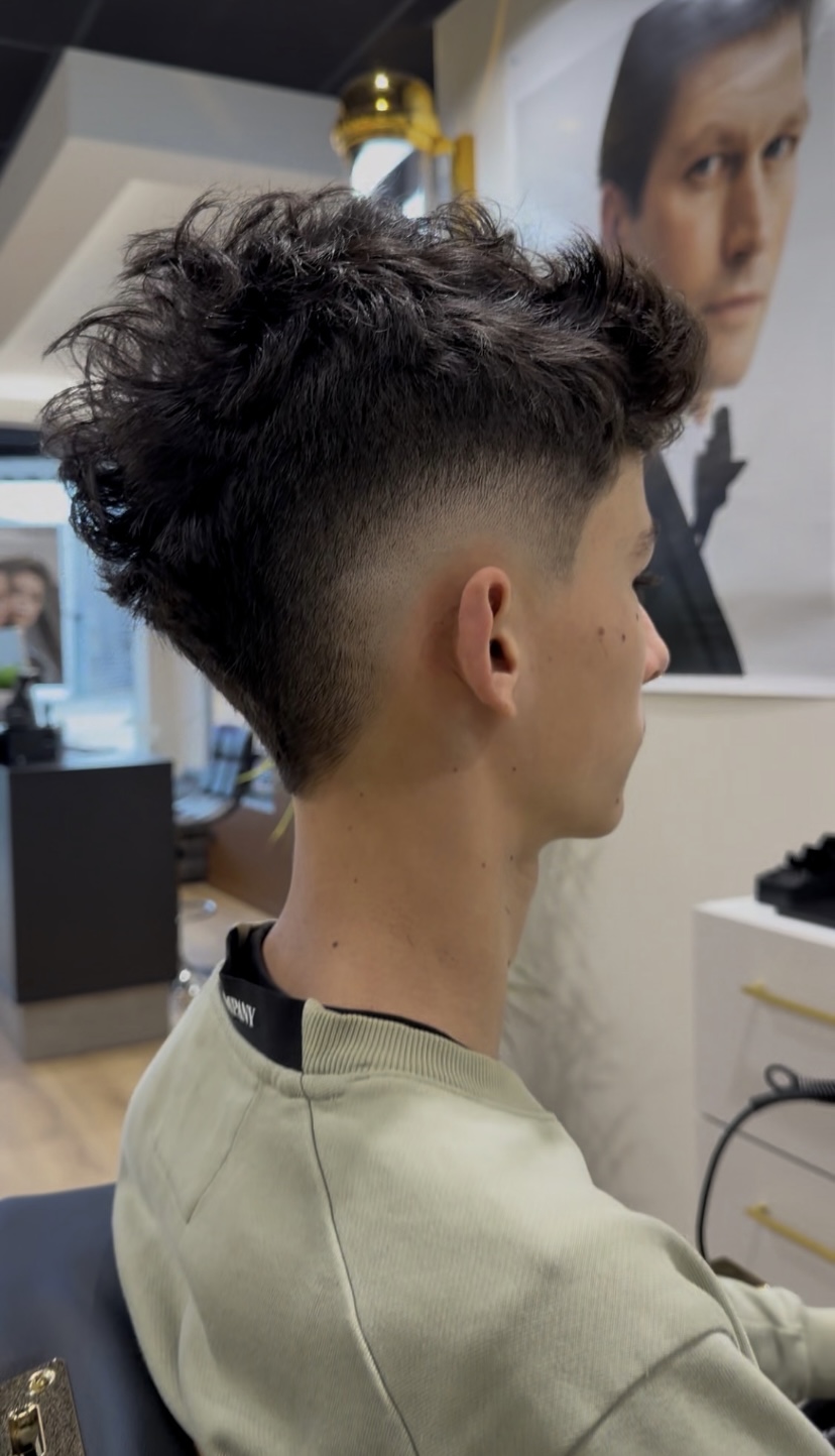 Coupe adolescent avec fade moderne au salon Viktorio