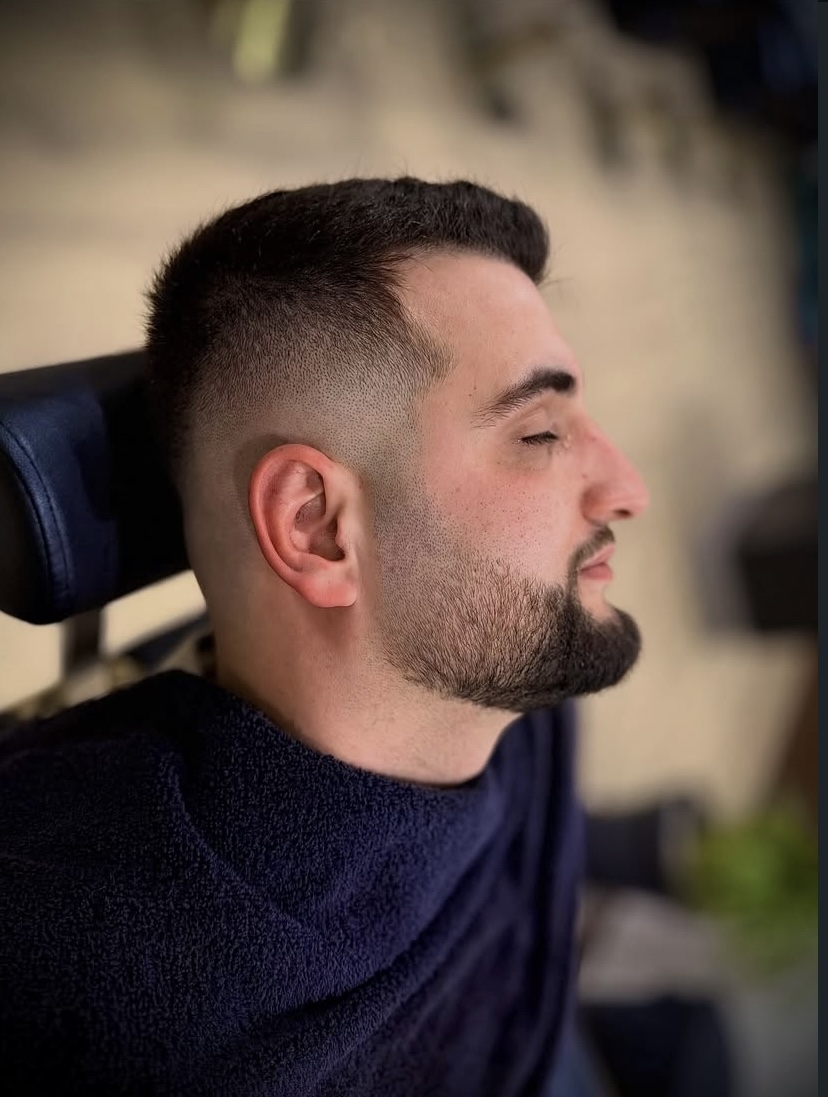 Coupe homme fade avec barbe taillée au salon Viktorio