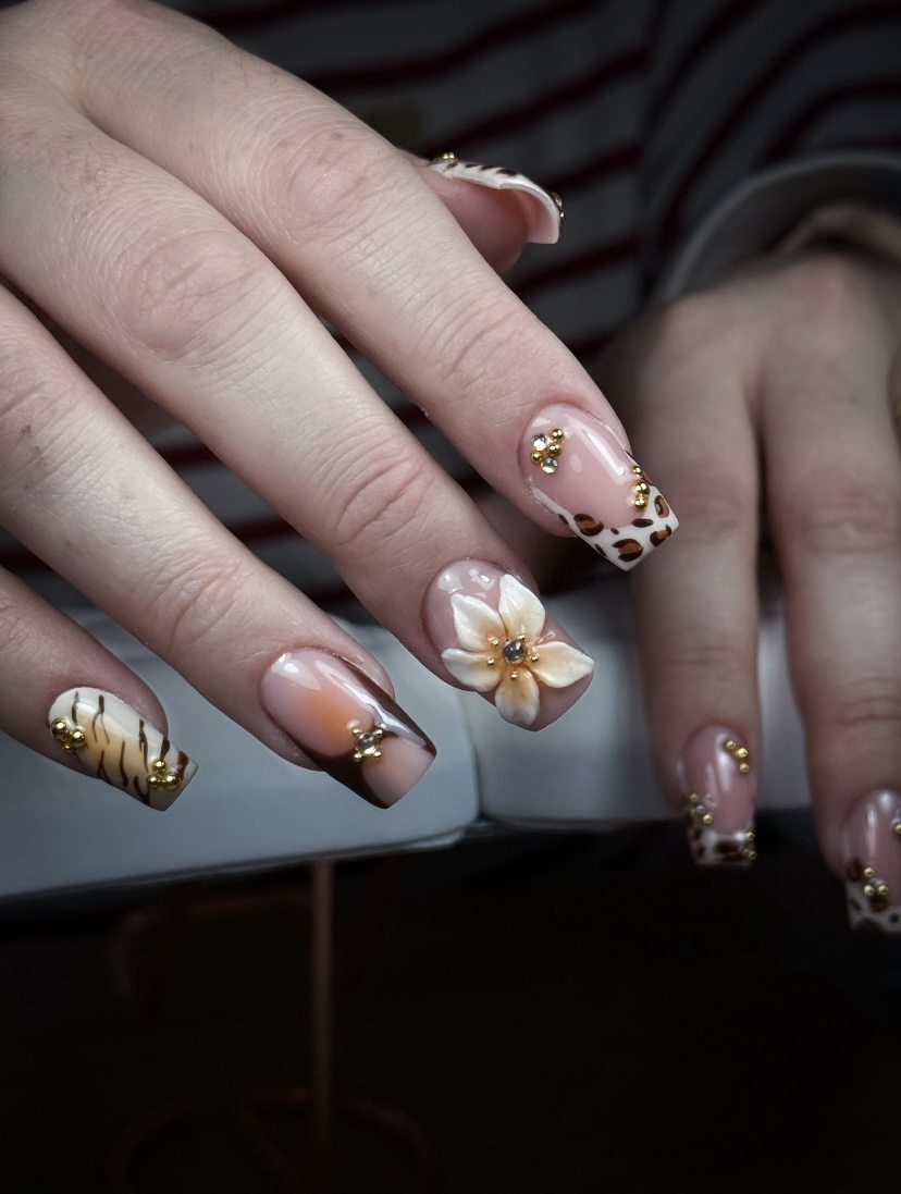 Nail art animal print avec fleur 3D et détails dorés