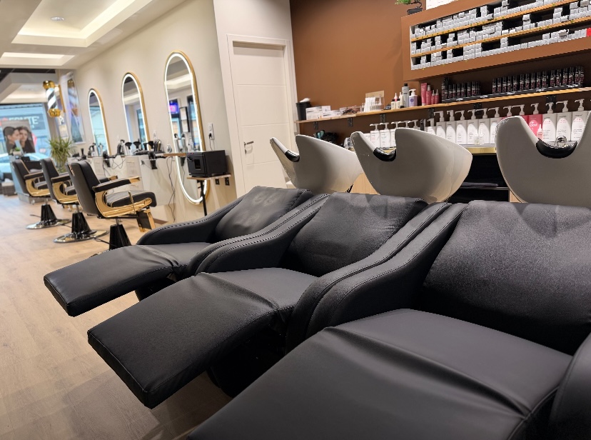 Bacs et fauteuils ergonomiques noirs du salon Viktorio